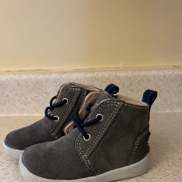 UGG Chukka Boots size 2/3 - Picture 1 of 2